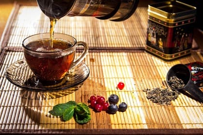 machine à thé en vrac fruits rouges et feuilles de thé